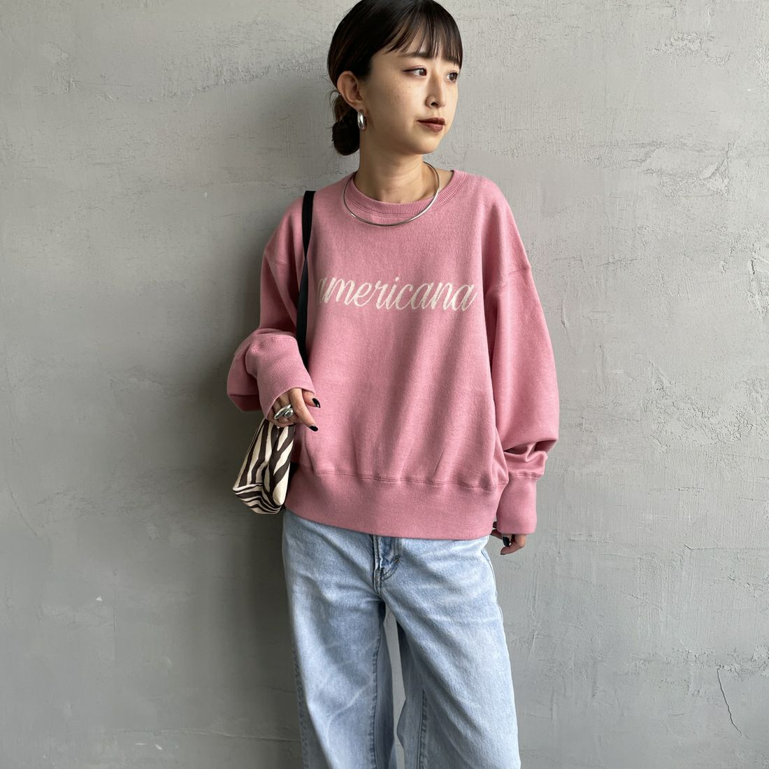 Americana × JEANS FACTORY [アメリカーナ × ジーンズファクトリー] 別注 ショート丈 フロントロゴ スウェットライクニット [ASO-C-003-2-JF] ﾋﾟﾝｸ &&モデル身長：150cm 着用サイズ：ONE SIZE&&