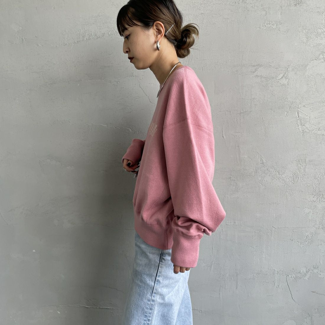 Americana × JEANS FACTORY [アメリカーナ × ジーンズファクトリー] 別注 ショート丈 フロントロゴ スウェットライクニット [ASO-C-003-2-JF] ﾋﾟﾝｸ &&モデル身長：150cm 着用サイズ：ONE SIZE&&