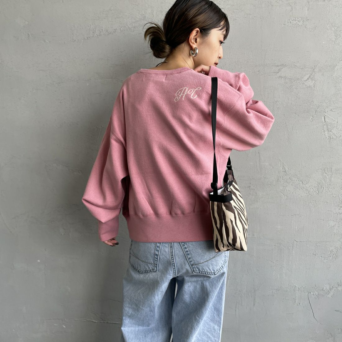 Americana × JEANS FACTORY [アメリカーナ × ジーンズファクトリー] 別注 ショート丈 フロントロゴ スウェットライクニット [ASO-C-003-2-JF] ﾋﾟﾝｸ &&モデル身長：150cm 着用サイズ：ONE SIZE&&