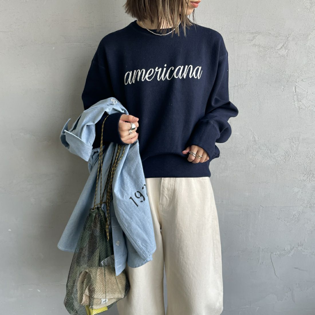 Americana × JEANS FACTORY [アメリカーナ × ジーンズファクトリー] 別注 ショート丈 フロントロゴ スウェットライクニット [ASO-C-003-2-JF] ﾈｲﾋﾞｰ &&モデル身長：158cm 着用サイズ：ONE SIZE&&