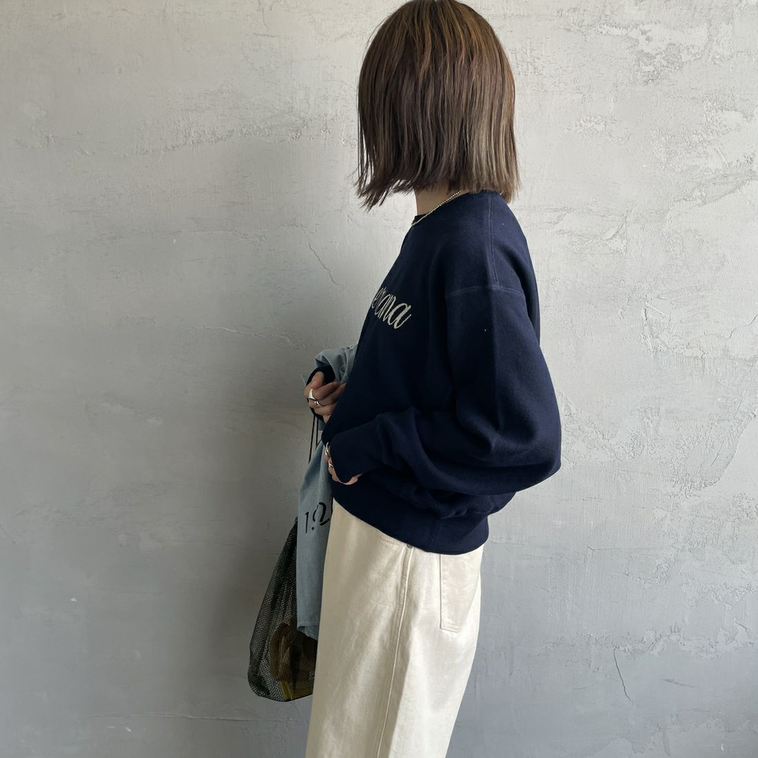 Americana × JEANS FACTORY [アメリカーナ × ジーンズファクトリー] 別注 ショート丈 フロントロゴ スウェットライクニット [ASO-C-003-2-JF] ﾈｲﾋﾞｰ &&モデル身長：158cm 着用サイズ：ONE SIZE&&