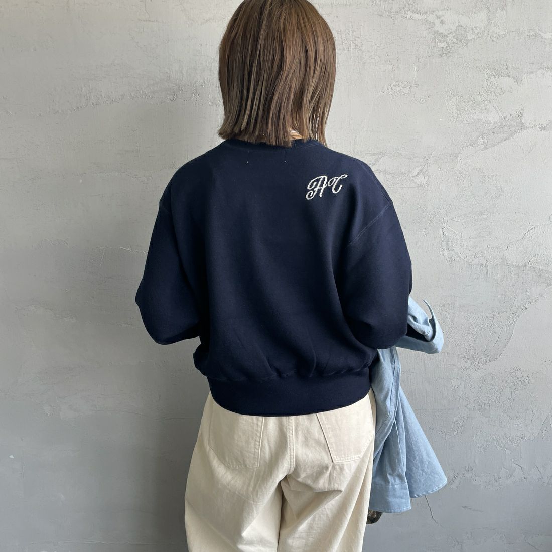 Americana × JEANS FACTORY [アメリカーナ × ジーンズファクトリー] 別注 ショート丈 フロントロゴ スウェットライクニット [ASO-C-003-2-JF] ﾈｲﾋﾞｰ &&モデル身長：158cm 着用サイズ：ONE SIZE&&