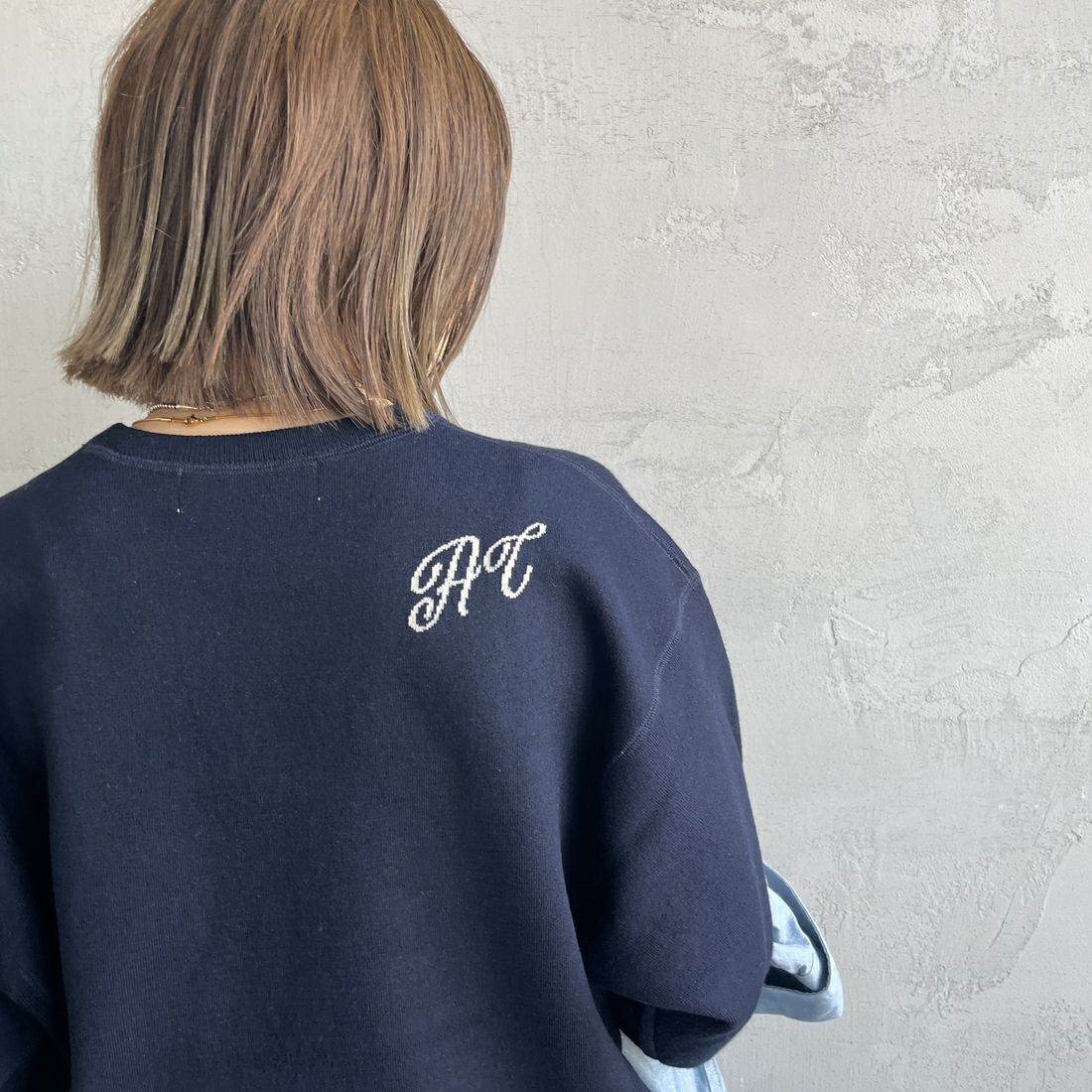 Americana × JEANS FACTORY [アメリカーナ × ジーンズファクトリー] 別注 ショート丈 フロントロゴ スウェットライクニット [ASO-C-003-2-JF] ﾈｲﾋﾞｰ &&モデル身長：158cm 着用サイズ：ONE SIZE&&