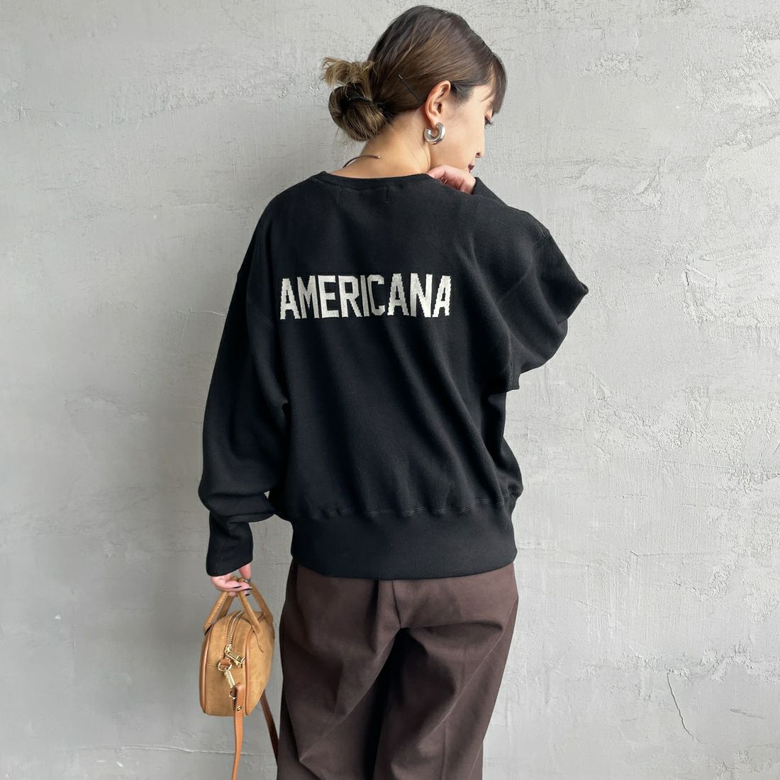 Americana × JEANS FACTORY [アメリカーナ × ジーンズファクトリー] 別注 ショート丈 バックロゴ スウェットライクニット [ASO-C-003-1-JF] ﾌﾞﾗｯｸ &&モデル身長：150cm 着用サイズ：ONE SIZE&&