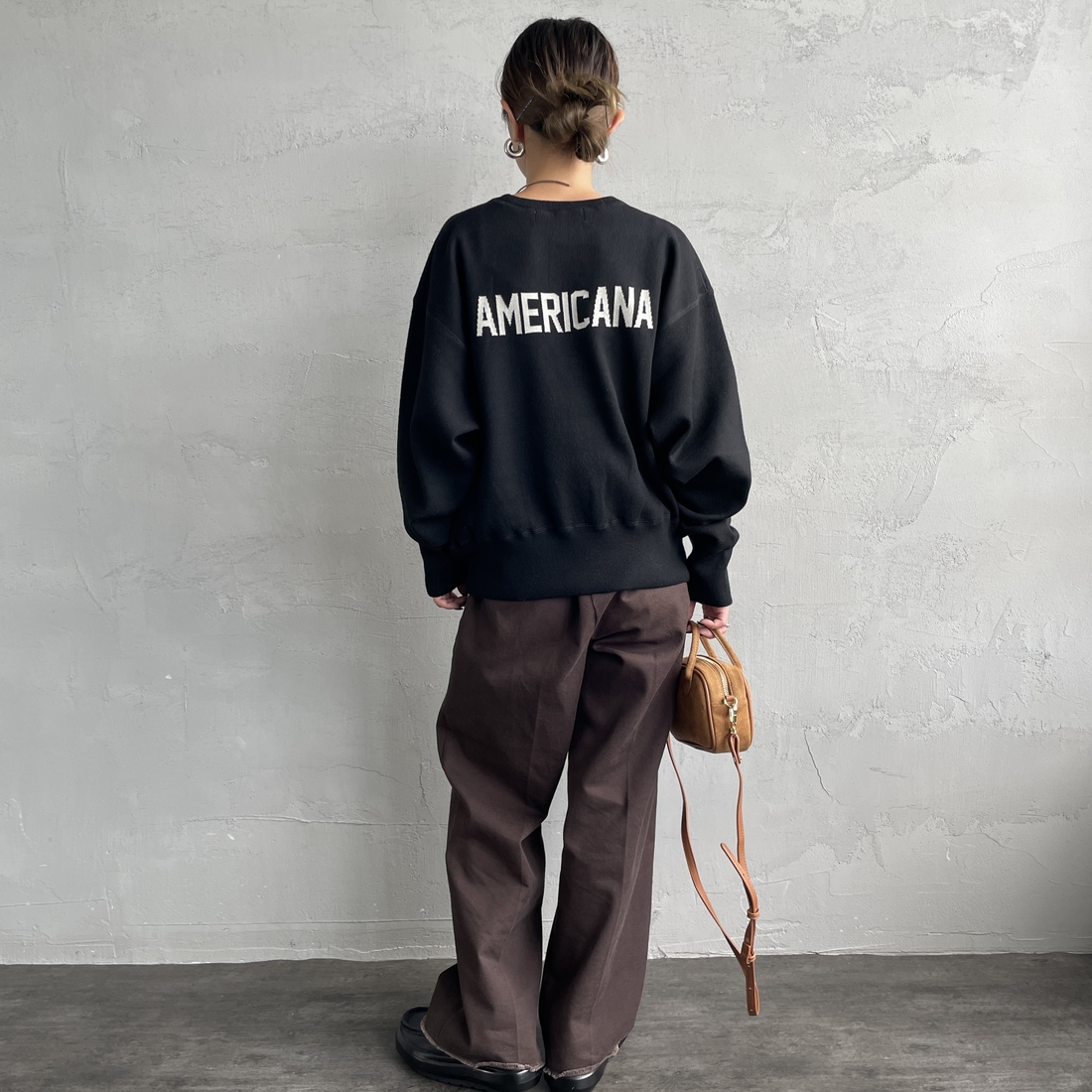 Americana × JEANS FACTORY [アメリカーナ × ジーンズファクトリー] 別注 ショート丈 バックロゴ スウェットライクニット [ASO-C-003-1-JF] ﾌﾞﾗｯｸ &&モデル身長：150cm 着用サイズ：ONE SIZE&&