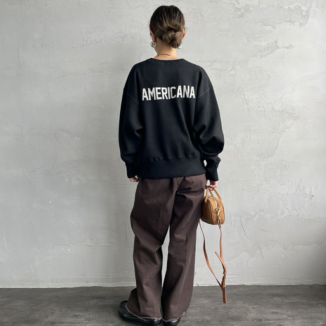 Americana × JEANS FACTORY [アメリカーナ × ジーンズファクトリー] 別注 ショート丈 バックロゴ スウェットライクニット [ASO-C-003-1-JF] ﾌﾞﾗｯｸ &&モデル身長：150cm 着用サイズ：ONE SIZE&&