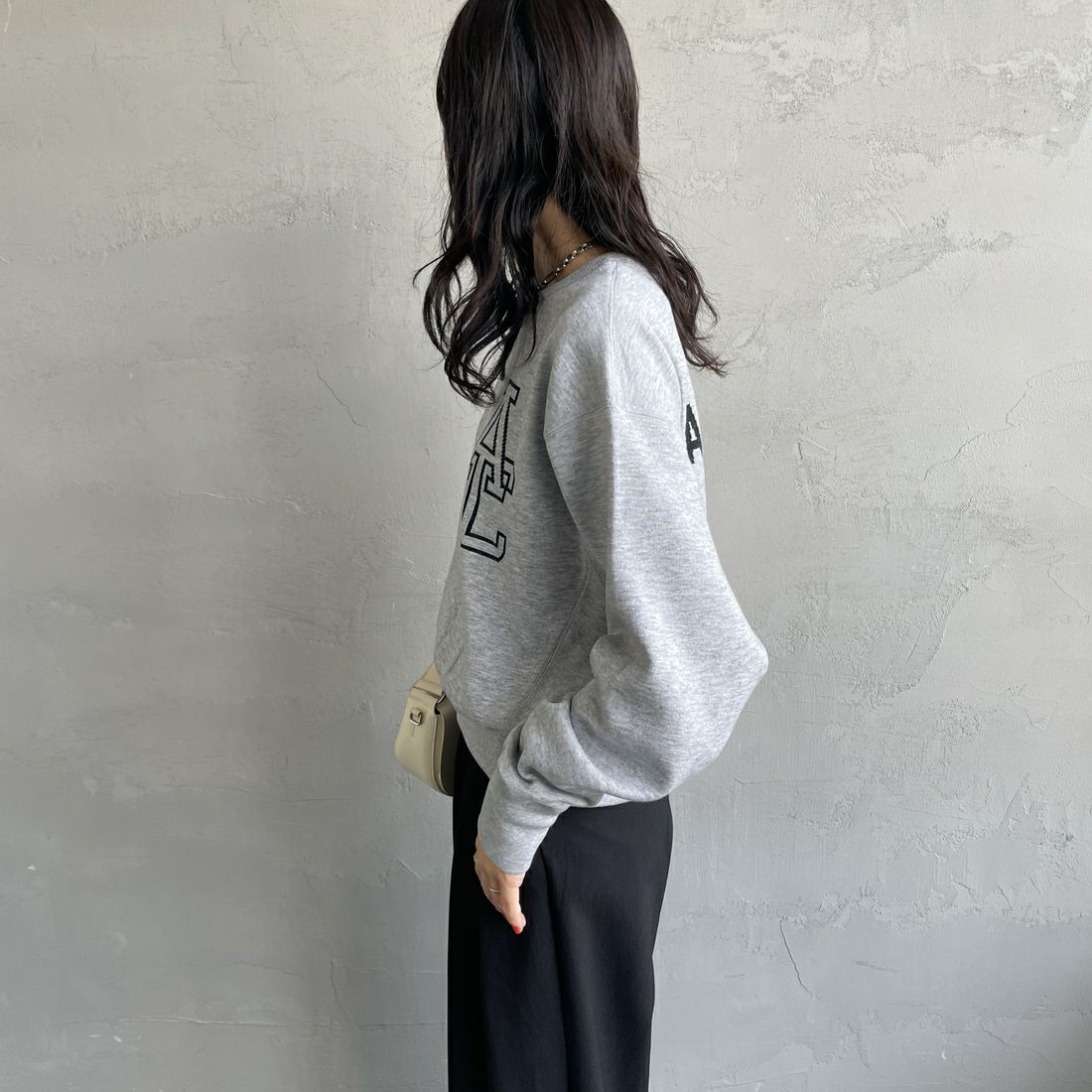 Americana × JEANS FACTORY [アメリカーナ × ジーンズファクトリー] 別注 ショート丈 バックロゴ スウェットライクニット [ASO-C-003-1-JF] ｸﾞﾚｰ &&モデル身長：160cm 着用サイズ：ONE SIZE&&