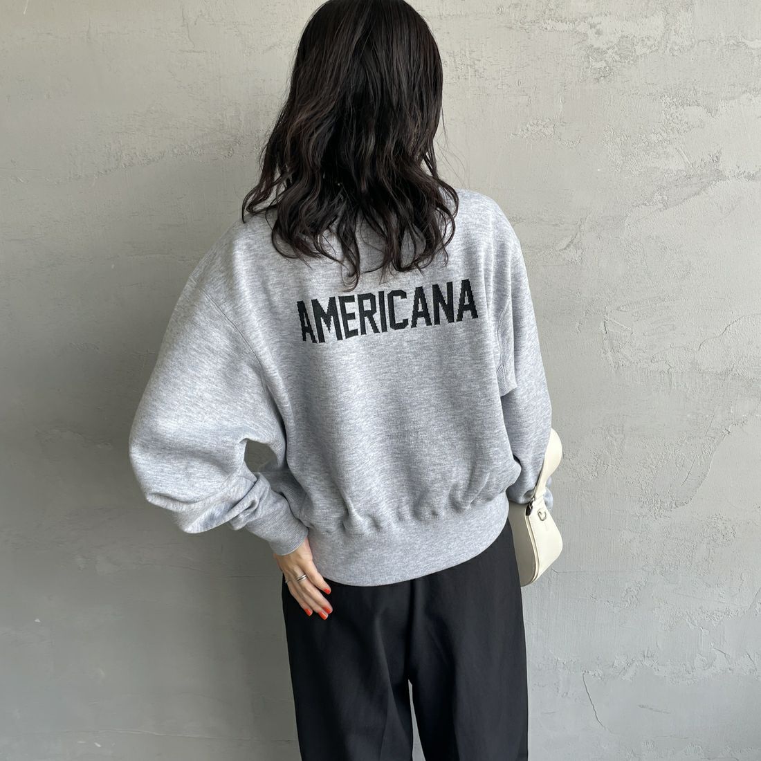 Americana × JEANS FACTORY [アメリカーナ × ジーンズファクトリー] 別注 ショート丈 バックロゴ スウェットライクニット [ASO-C-003-1-JF] ｸﾞﾚｰ &&モデル身長：160cm 着用サイズ：ONE SIZE&&