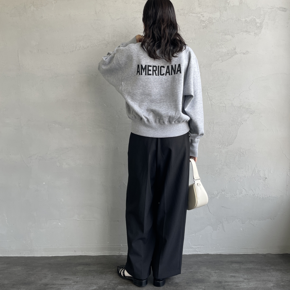 Americana × JEANS FACTORY [アメリカーナ × ジーンズファクトリー] 別注 ショート丈 バックロゴ スウェットライクニット [ASO-C-003-1-JF] ｸﾞﾚｰ &&モデル身長：160cm 着用サイズ：ONE SIZE&&