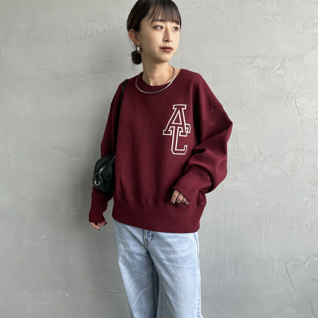 Americana × JEANS FACTORY [アメリカーナ × ジーンズファクトリー] 別注 ショート丈 バックロゴ スウェットライクニット [ASO-C-003-1-JF] ﾜｲﾝ &&モデル身長：150cm 着用サイズ：ONE SIZE&&