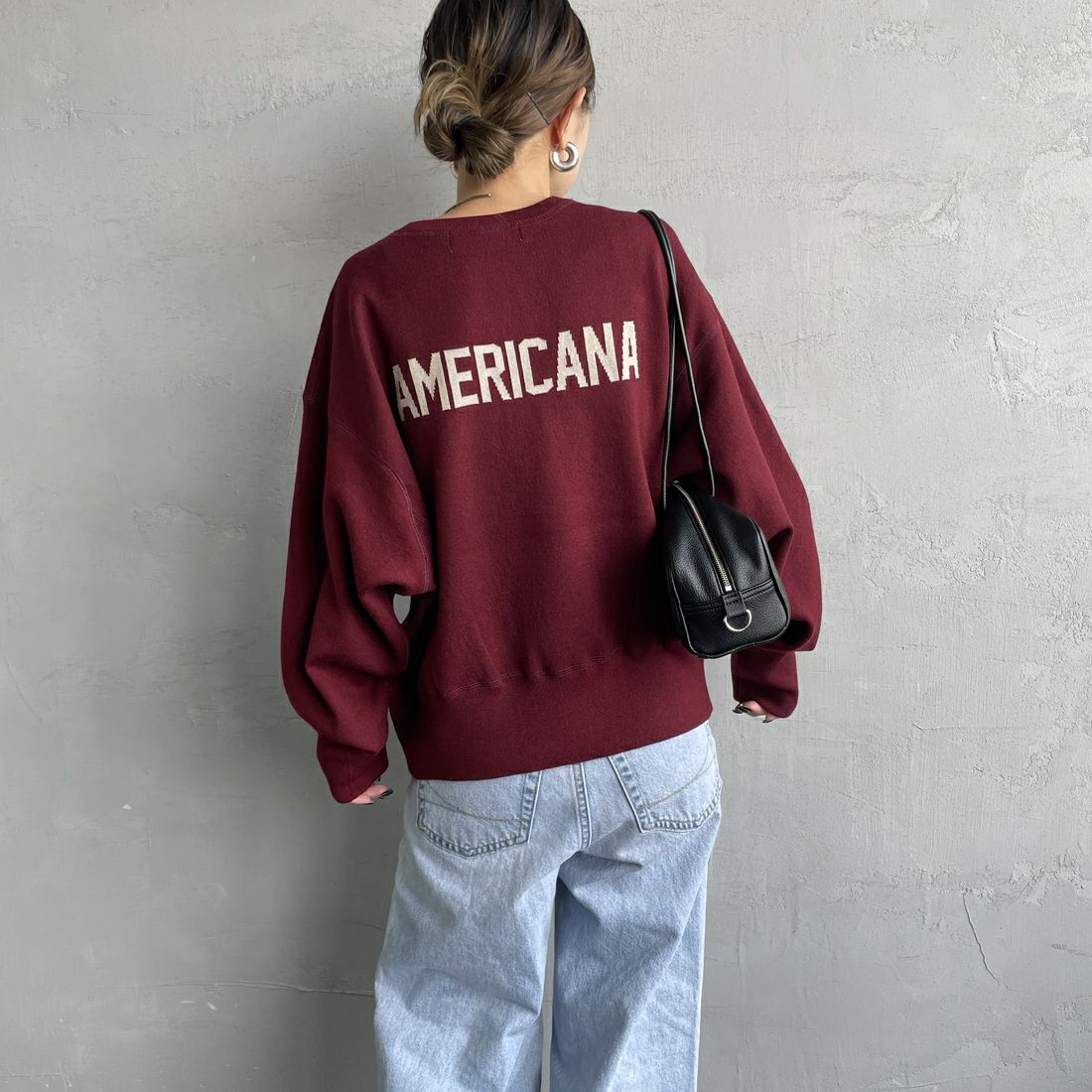 Americana × JEANS FACTORY [アメリカーナ × ジーンズファクトリー] 別注 ショート丈 バックロゴ スウェットライクニット [ASO-C-003-1-JF] ﾜｲﾝ &&モデル身長：150cm 着用サイズ：ONE SIZE&&