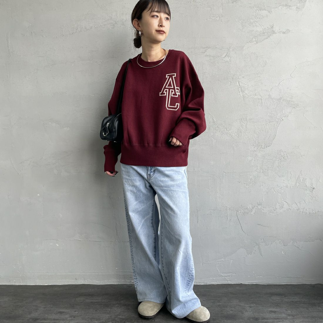 Americana × JEANS FACTORY [アメリカーナ × ジーンズファクトリー] 別注 ショート丈 バックロゴ スウェットライクニット [ASO-C-003-1-JF] ﾜｲﾝ &&モデル身長：150cm 着用サイズ：ONE SIZE&&