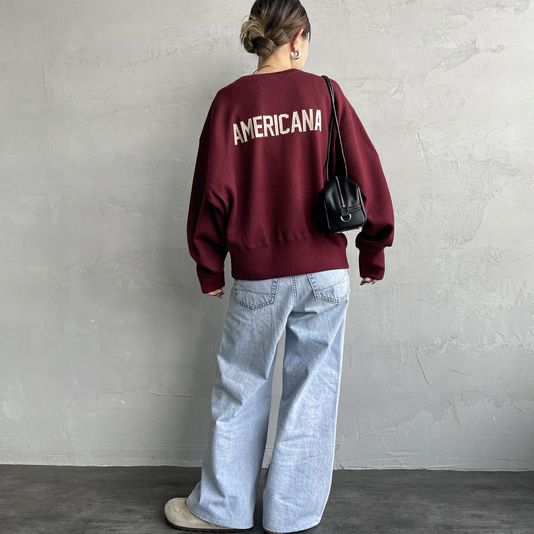 Americana × JEANS FACTORY [アメリカーナ × ジーンズファクトリー] 別注 ショート丈 バックロゴ スウェットライクニット [ASO-C-003-1-JF] ﾜｲﾝ &&モデル身長：150cm 着用サイズ：ONE SIZE&&