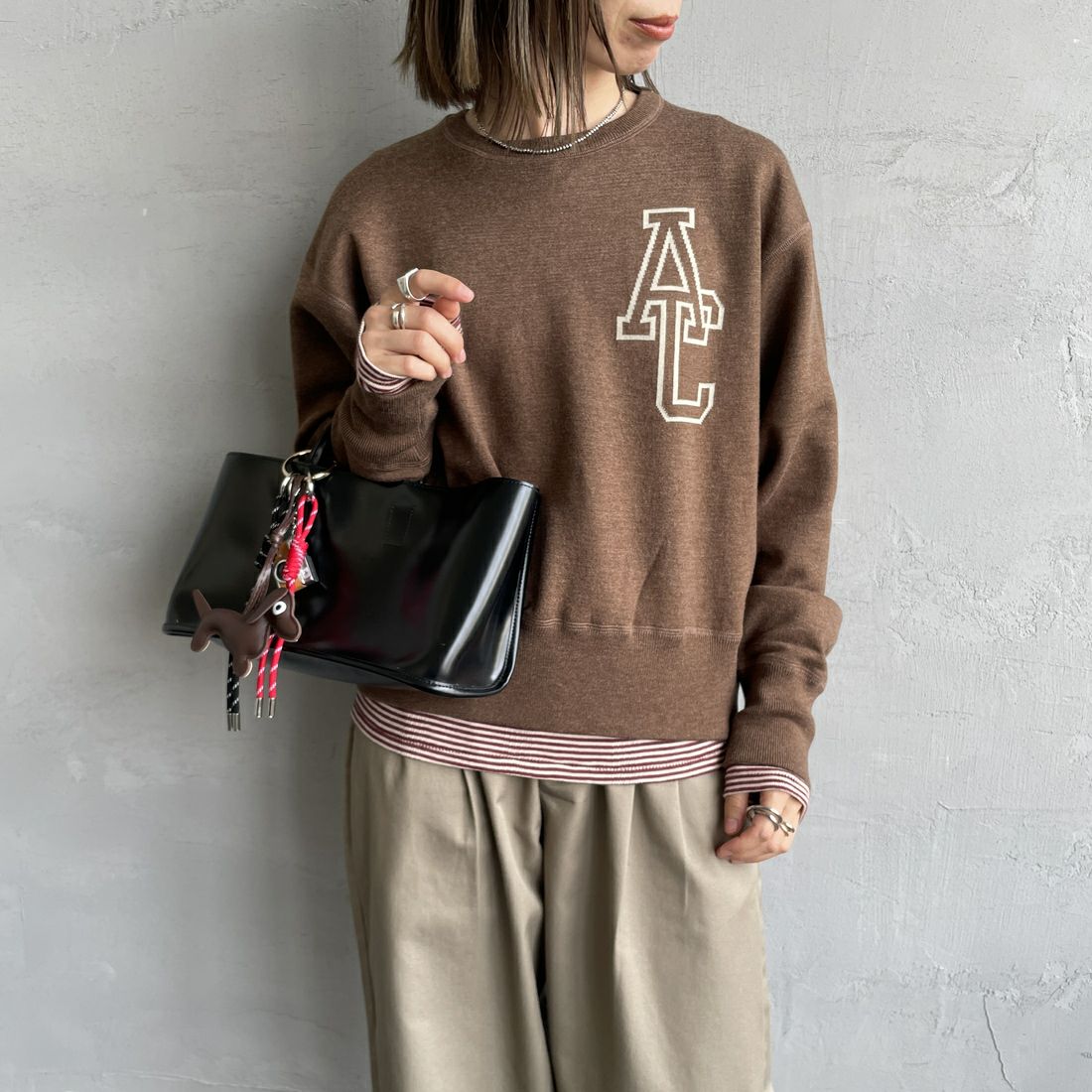 Americana × JEANS FACTORY [アメリカーナ × ジーンズファクトリー] 別注 ショート丈 バックロゴ スウェットライクニット [ASO-C-003-1-JF] ﾌﾞﾗｳﾝ &&モデル身長：158cm 着用サイズ：ONE SIZE&&