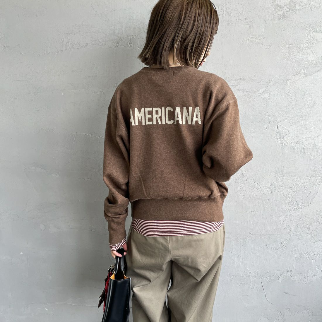 Americana × JEANS FACTORY [アメリカーナ × ジーンズファクトリー] 別注 ショート丈 バックロゴ スウェットライクニット [ASO-C-003-1-JF] ﾌﾞﾗｳﾝ &&モデル身長：158cm 着用サイズ：ONE SIZE&&