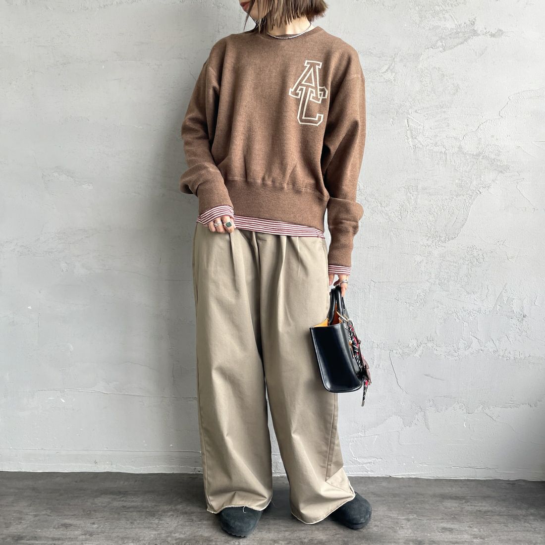 Americana × JEANS FACTORY [アメリカーナ × ジーンズファクトリー] 別注 ショート丈 バックロゴ スウェットライクニット [ASO-C-003-1-JF] ﾌﾞﾗｳﾝ &&モデル身長：158cm 着用サイズ：ONE SIZE&&