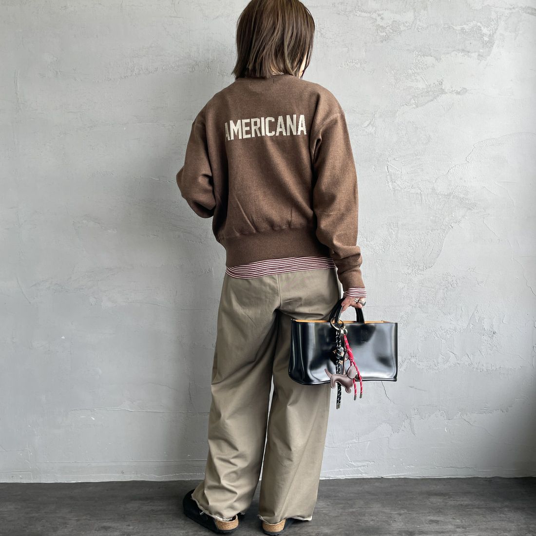 Americana × JEANS FACTORY [アメリカーナ × ジーンズファクトリー] 別注 ショート丈 バックロゴ スウェットライクニット [ASO-C-003-1-JF] ﾌﾞﾗｳﾝ &&モデル身長：158cm 着用サイズ：ONE SIZE&&