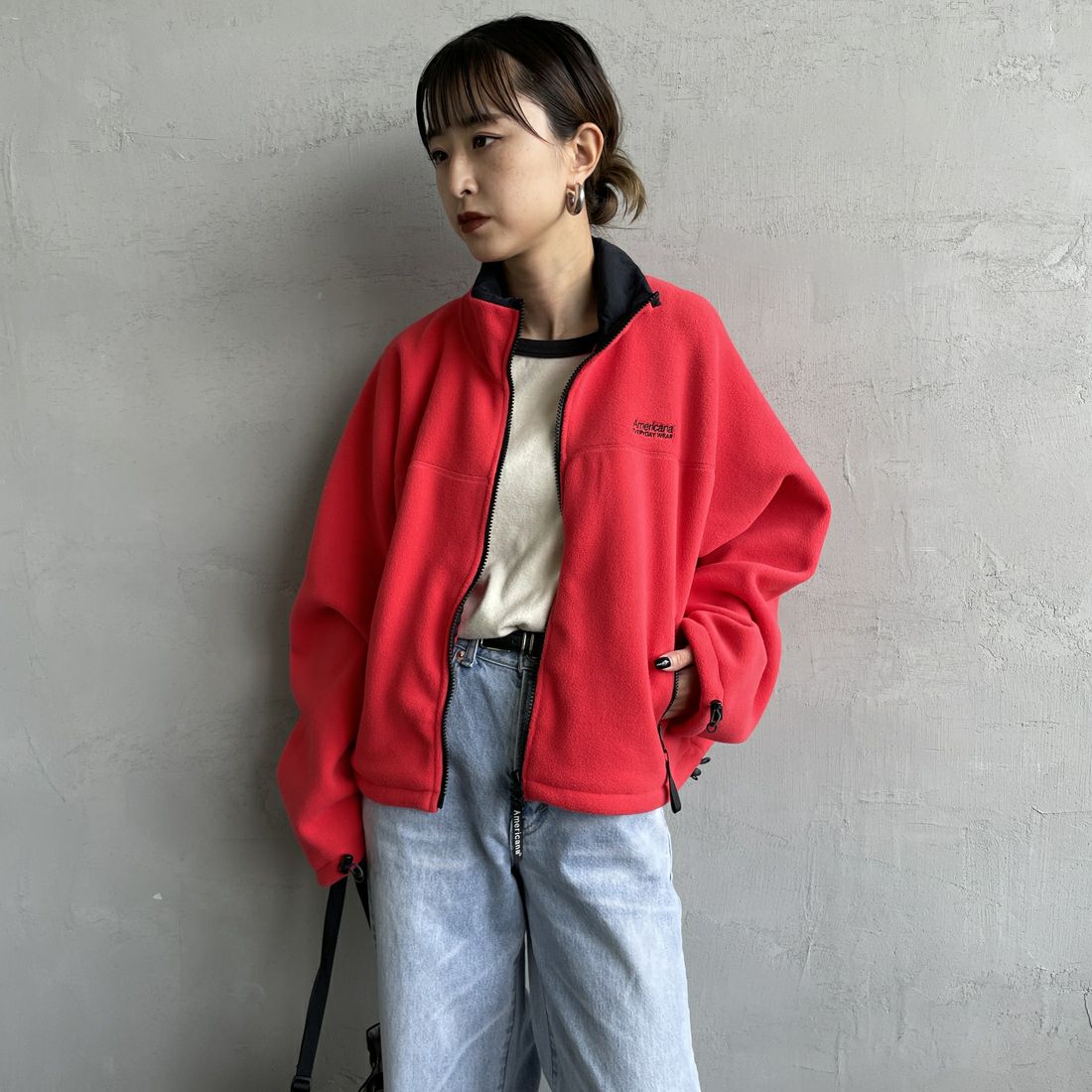 Americana × JEANS FACTORY [アメリカーナ × ジーンズファクトリー] 別注 ワンポイント刺繍ロゴ ショート丈フリースジャケット [ASO-815-JF] ﾚｯﾄﾞ &&モデル身長：150cm 着用サイズ：ONE SIZE&&