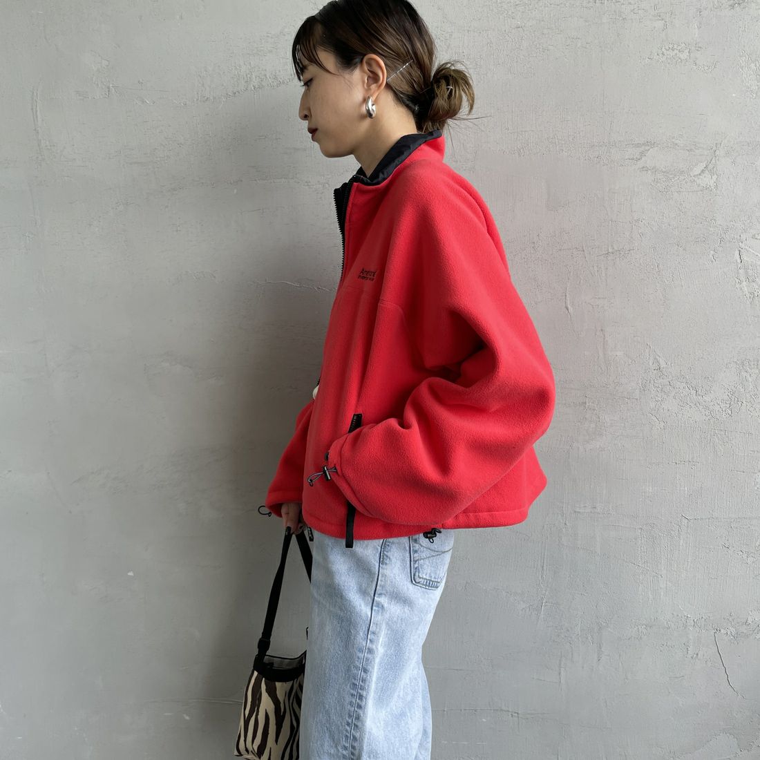 Americana × JEANS FACTORY [アメリカーナ × ジーンズファクトリー] 別注 ワンポイント刺繍ロゴ ショート丈フリースジャケット [ASO-815-JF] ﾚｯﾄﾞ &&モデル身長：150cm 着用サイズ：ONE SIZE&&