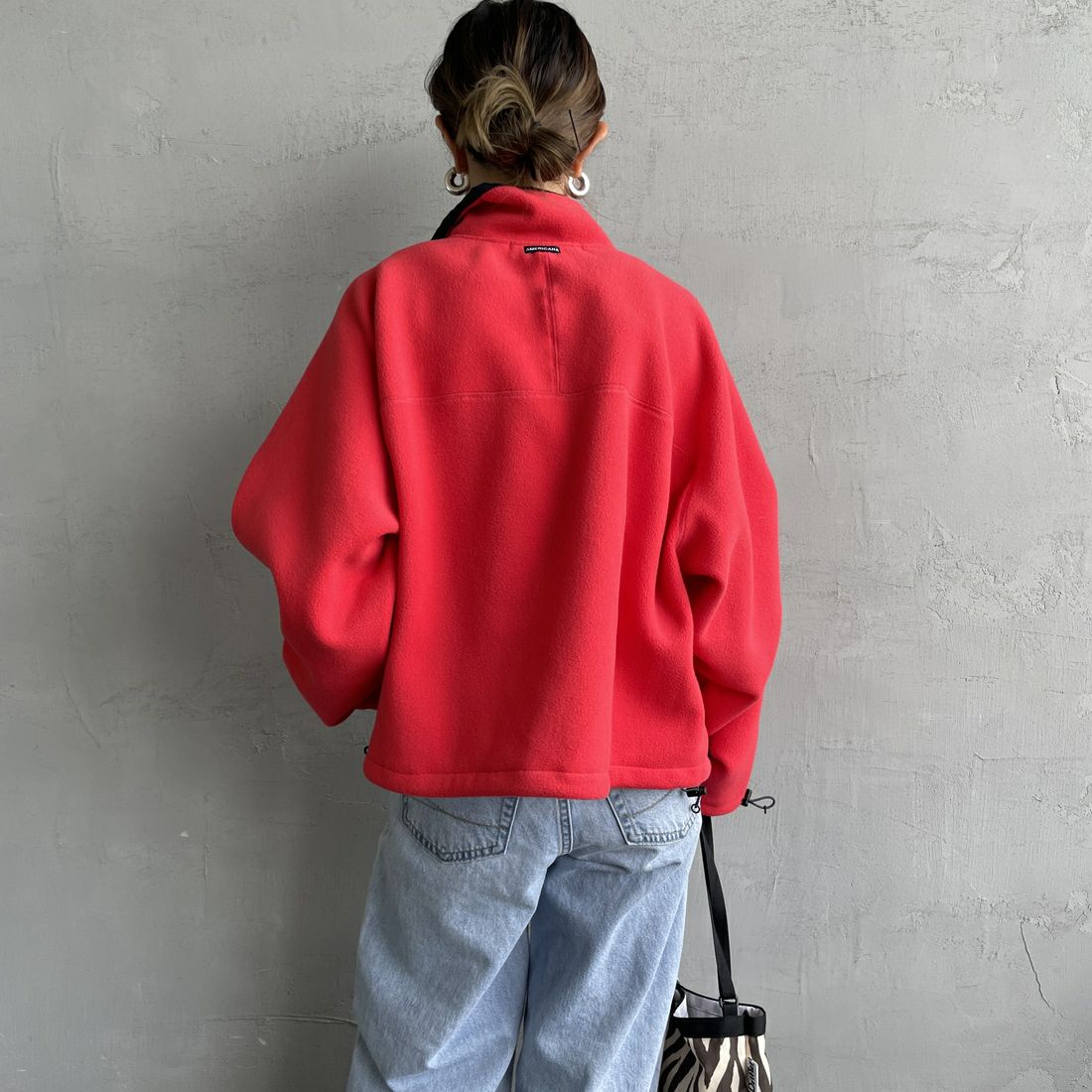 Americana × JEANS FACTORY [アメリカーナ × ジーンズファクトリー] 別注 ワンポイント刺繍ロゴ ショート丈フリースジャケット [ASO-815-JF] ﾚｯﾄﾞ &&モデル身長：150cm 着用サイズ：ONE SIZE&&