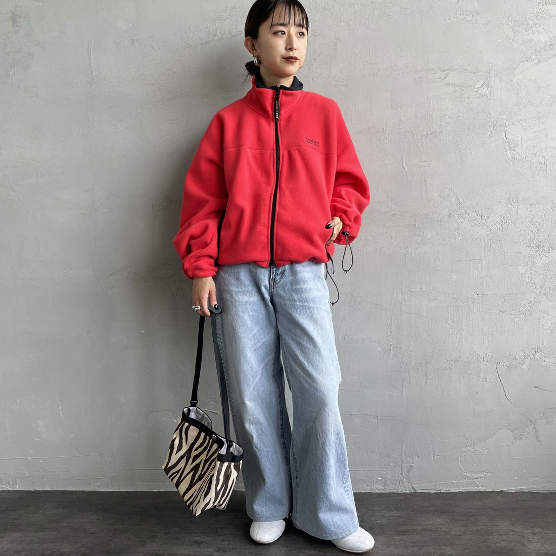 Americana × JEANS FACTORY [アメリカーナ × ジーンズファクトリー] 別注 ワンポイント刺繍ロゴ ショート丈フリースジャケット [ASO-815-JF] ﾚｯﾄﾞ &&モデル身長：150cm 着用サイズ：ONE SIZE&&