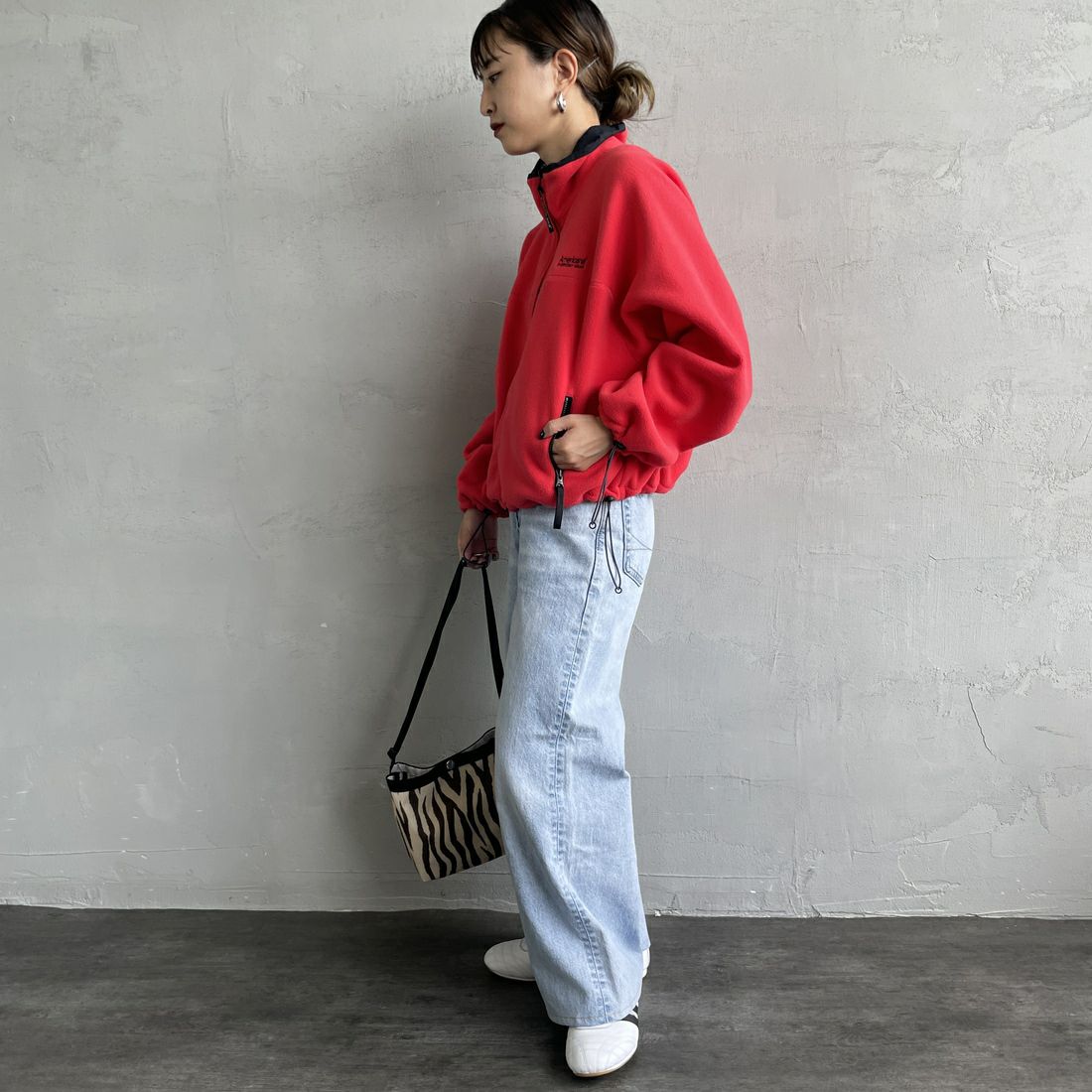 Americana × JEANS FACTORY [アメリカーナ × ジーンズファクトリー] 別注 ワンポイント刺繍ロゴ ショート丈フリースジャケット [ASO-815-JF] ﾚｯﾄﾞ &&モデル身長：150cm 着用サイズ：ONE SIZE&&