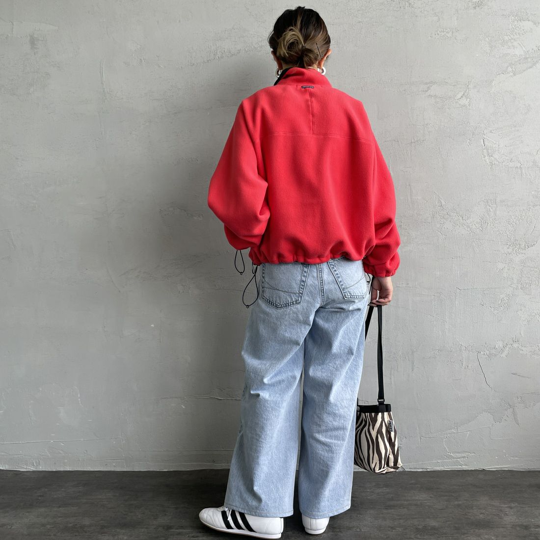 Americana × JEANS FACTORY [アメリカーナ × ジーンズファクトリー] 別注 ワンポイント刺繍ロゴ ショート丈フリースジャケット [ASO-815-JF] ﾚｯﾄﾞ &&モデル身長：150cm 着用サイズ：ONE SIZE&&