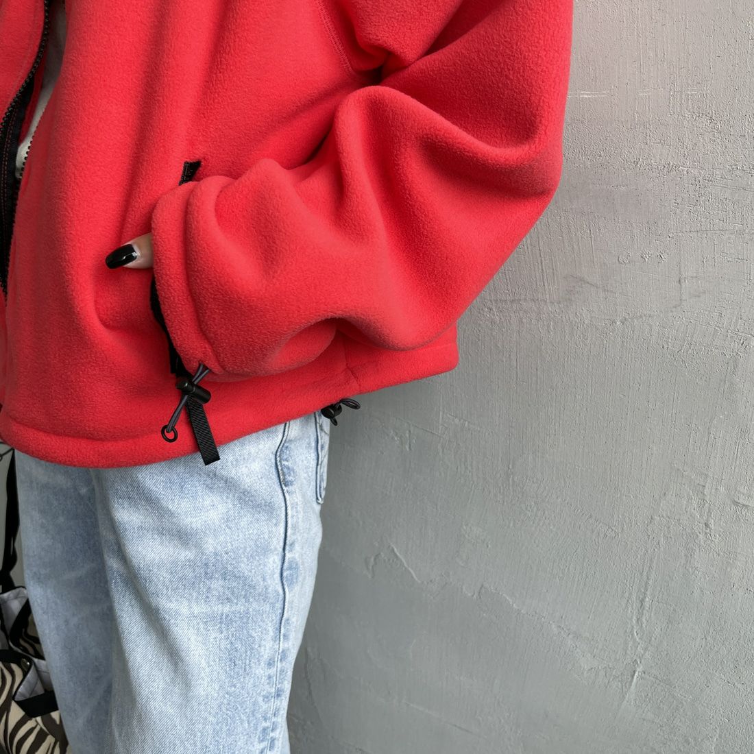 Americana × JEANS FACTORY [アメリカーナ × ジーンズファクトリー] 別注 ワンポイント刺繍ロゴ ショート丈フリースジャケット [ASO-815-JF] ﾚｯﾄﾞ &&モデル身長：150cm 着用サイズ：ONE SIZE&&