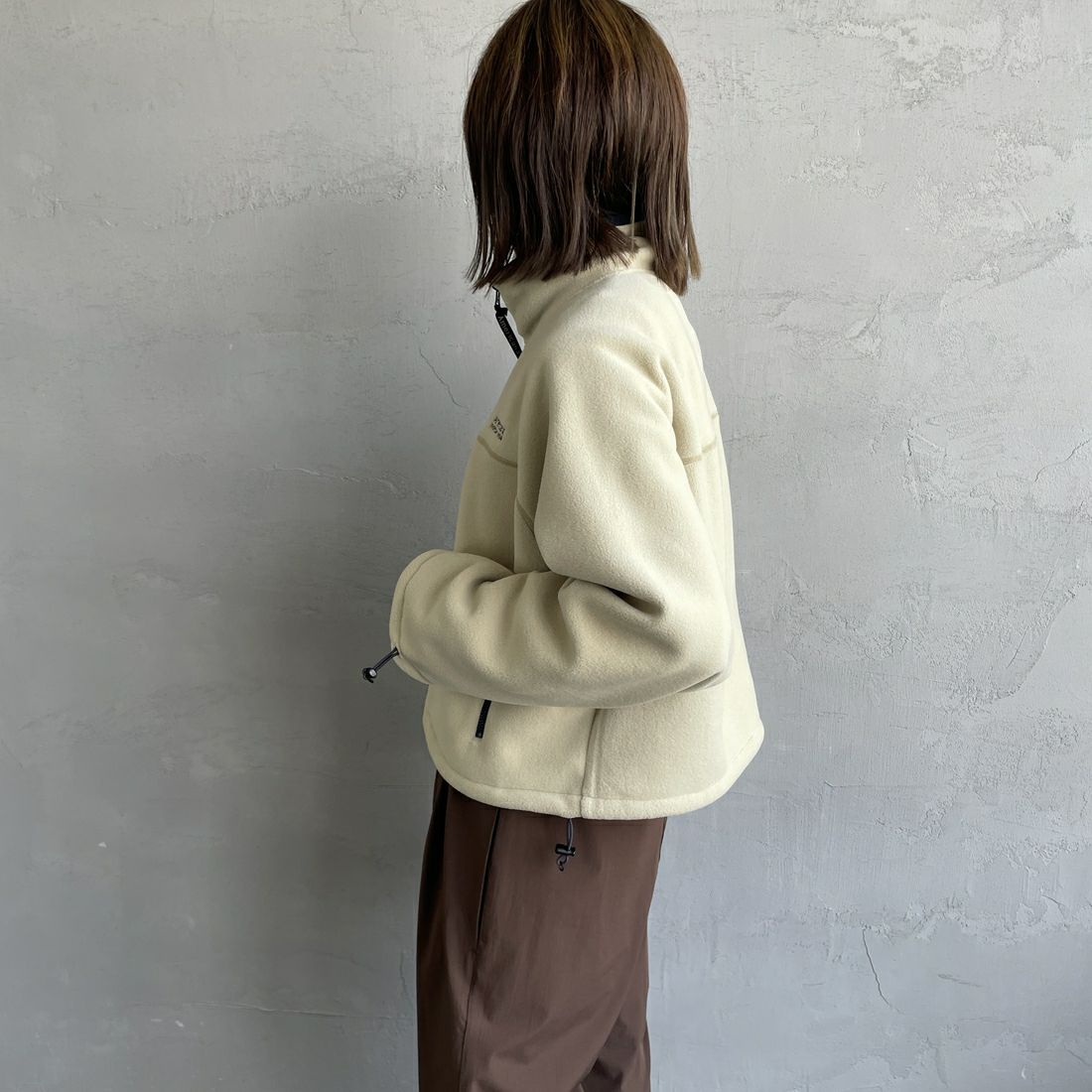 Americana × JEANS FACTORY [アメリカーナ × ジーンズファクトリー] 別注 ワンポイント刺繍ロゴ ショート丈フリースジャケット [ASO-815-JF] ﾍﾞｰｼﾞｭ &&モデル身長：158cm 着用サイズ：ONE SIZE&&