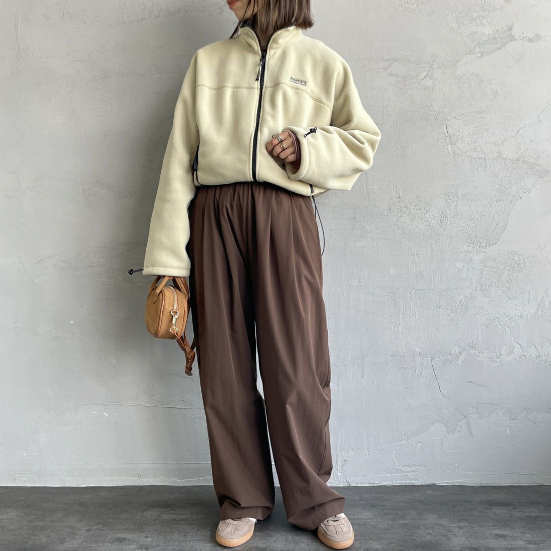 Americana × JEANS FACTORY [アメリカーナ × ジーンズファクトリー] 別注 ワンポイント刺繍ロゴ ショート丈フリースジャケット [ASO-815-JF] ﾍﾞｰｼﾞｭ &&モデル身長：158cm 着用サイズ：ONE SIZE&&