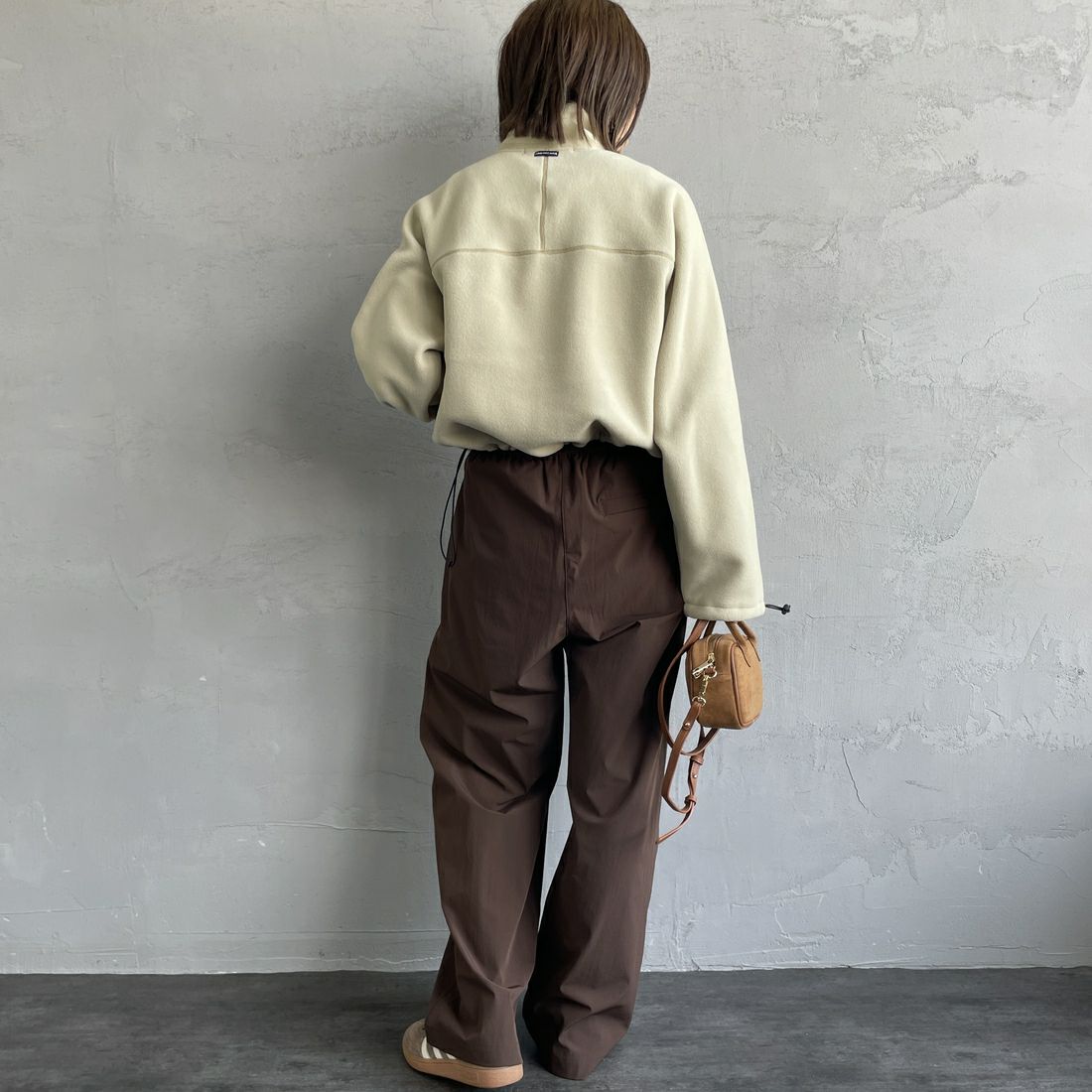 Americana × JEANS FACTORY [アメリカーナ × ジーンズファクトリー] 別注 ワンポイント刺繍ロゴ ショート丈フリースジャケット [ASO-815-JF] ﾍﾞｰｼﾞｭ &&モデル身長：158cm 着用サイズ：ONE SIZE&&