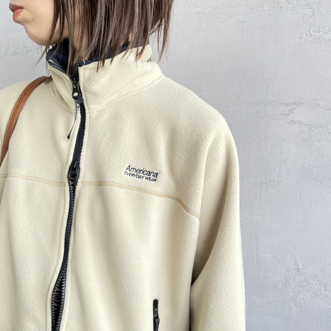 Americana × JEANS FACTORY [アメリカーナ × ジーンズファクトリー] 別注 ワンポイント刺繍ロゴ ショート丈フリースジャケット [ASO-815-JF] ﾍﾞｰｼﾞｭ &&モデル身長：158cm 着用サイズ：ONE SIZE&&