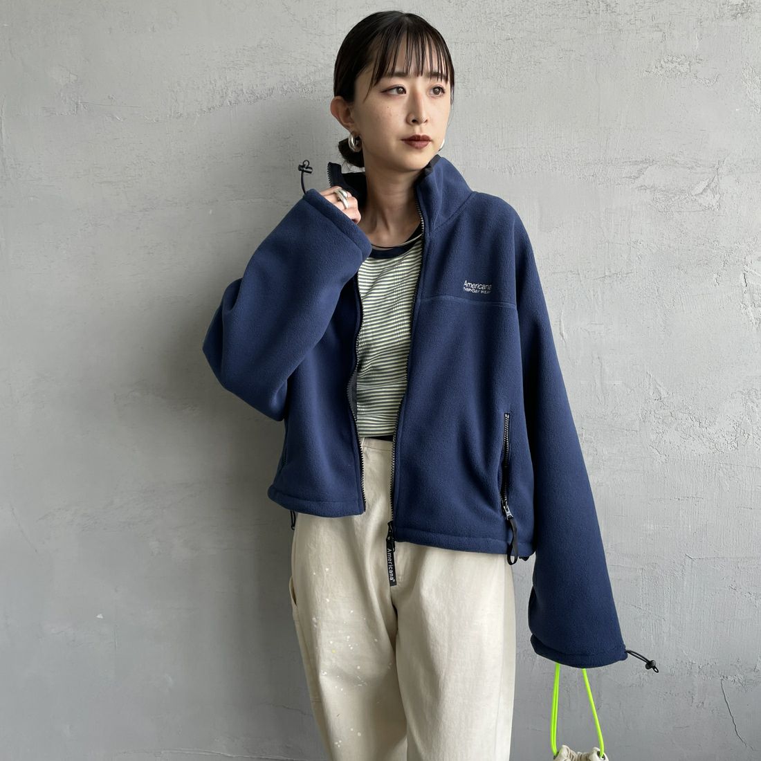 Americana × JEANS FACTORY [アメリカーナ × ジーンズファクトリー] 別注 ワンポイント刺繍ロゴ ショート丈フリースジャケット [ASO-815-JF] ﾈｲﾋﾞｰ &&モデル身長：150cm 着用サイズ：ONE SIZE&&