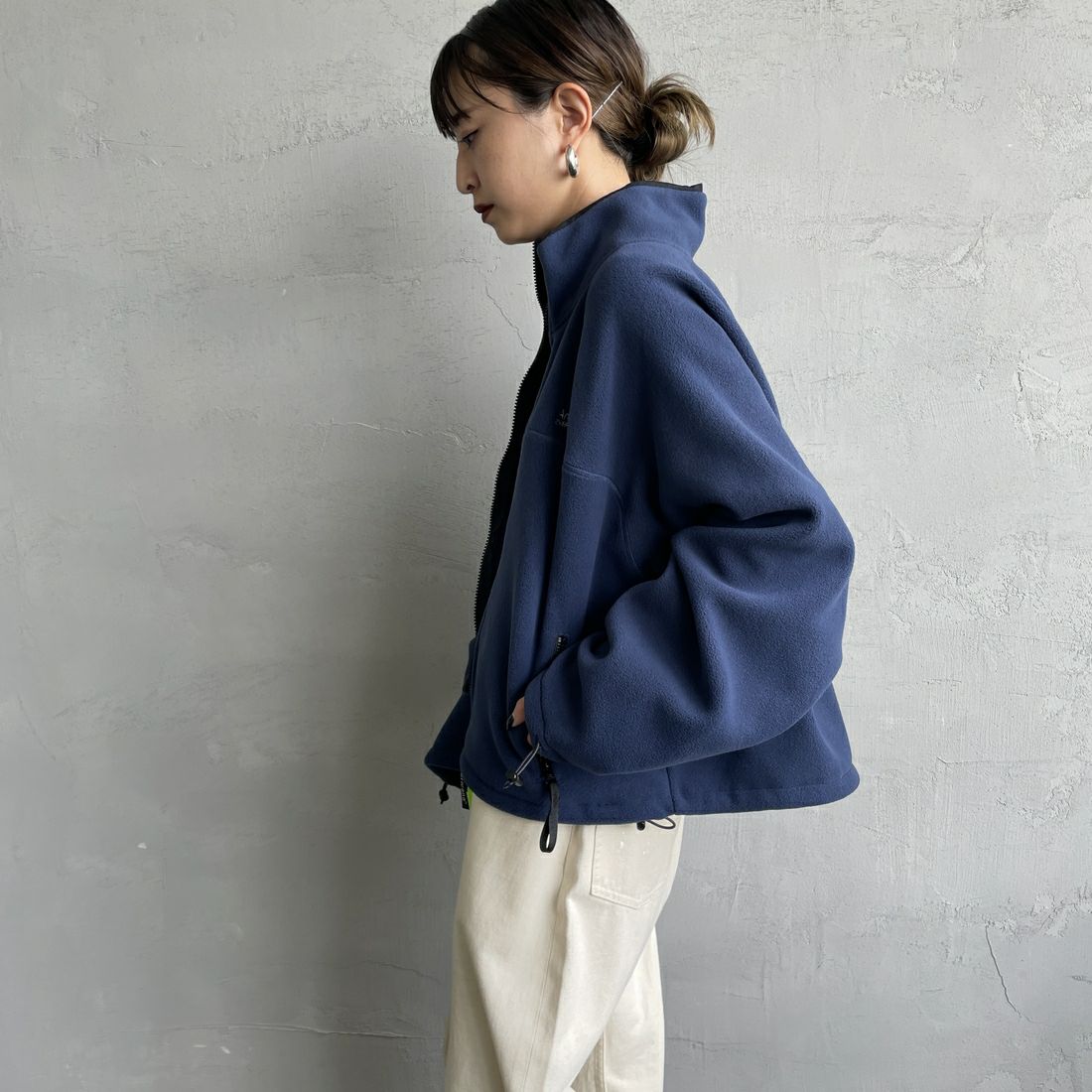 Americana × JEANS FACTORY [アメリカーナ × ジーンズファクトリー] 別注 ワンポイント刺繍ロゴ ショート丈フリースジャケット [ASO-815-JF] ﾈｲﾋﾞｰ &&モデル身長：150cm 着用サイズ：ONE SIZE&&