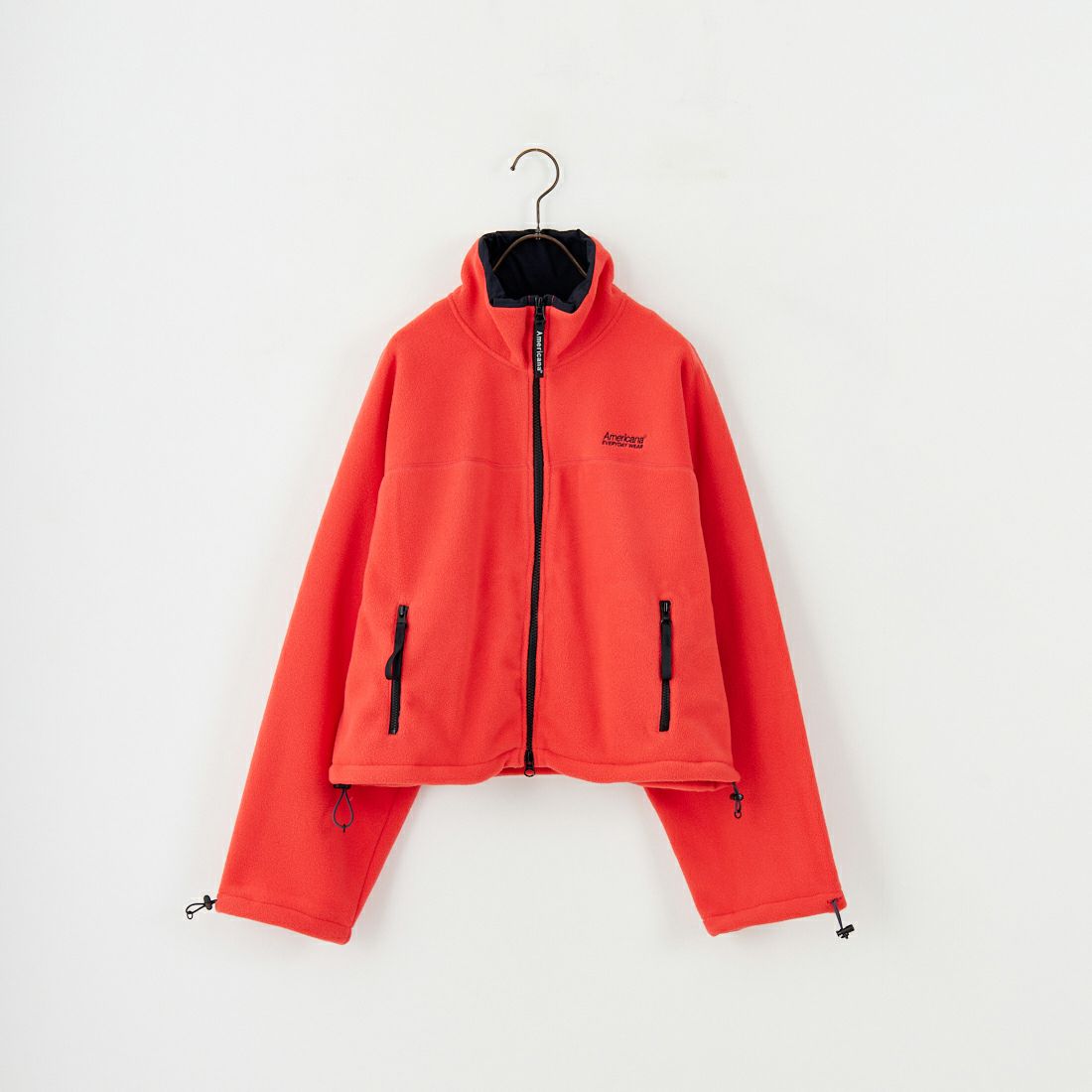 Americana × JEANS FACTORY [アメリカーナ × ジーンズファクトリー] 別注 ワンポイント刺繍ロゴ ショート丈フリースジャケット [ASO-815-JF] ﾚｯﾄﾞ