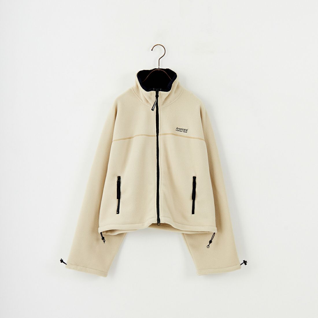 Americana × JEANS FACTORY [アメリカーナ × ジーンズファクトリー] 別注 ワンポイント刺繍ロゴ ショート丈フリースジャケット [ASO-815-JF] ﾍﾞｰｼﾞｭ