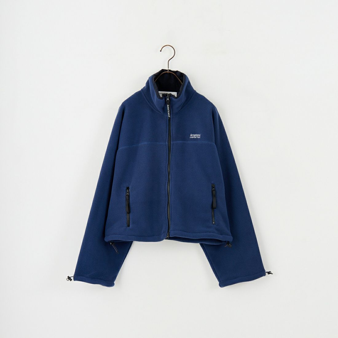 Americana × JEANS FACTORY [アメリカーナ × ジーンズファクトリー] 別注 ワンポイント刺繍ロゴ ショート丈フリースジャケット [ASO-815-JF] ﾈｲﾋﾞｰ