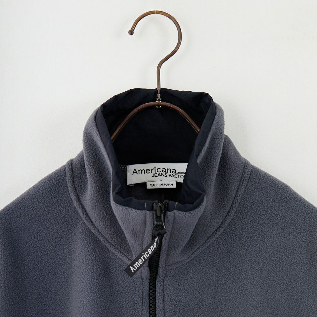 Americana × JEANS FACTORY [アメリカーナ × ジーンズファクトリー] 別注 ワンポイント刺繍ロゴ ショート丈フリースジャケット [ASO-815-JF] ﾁｬｺｰﾙ