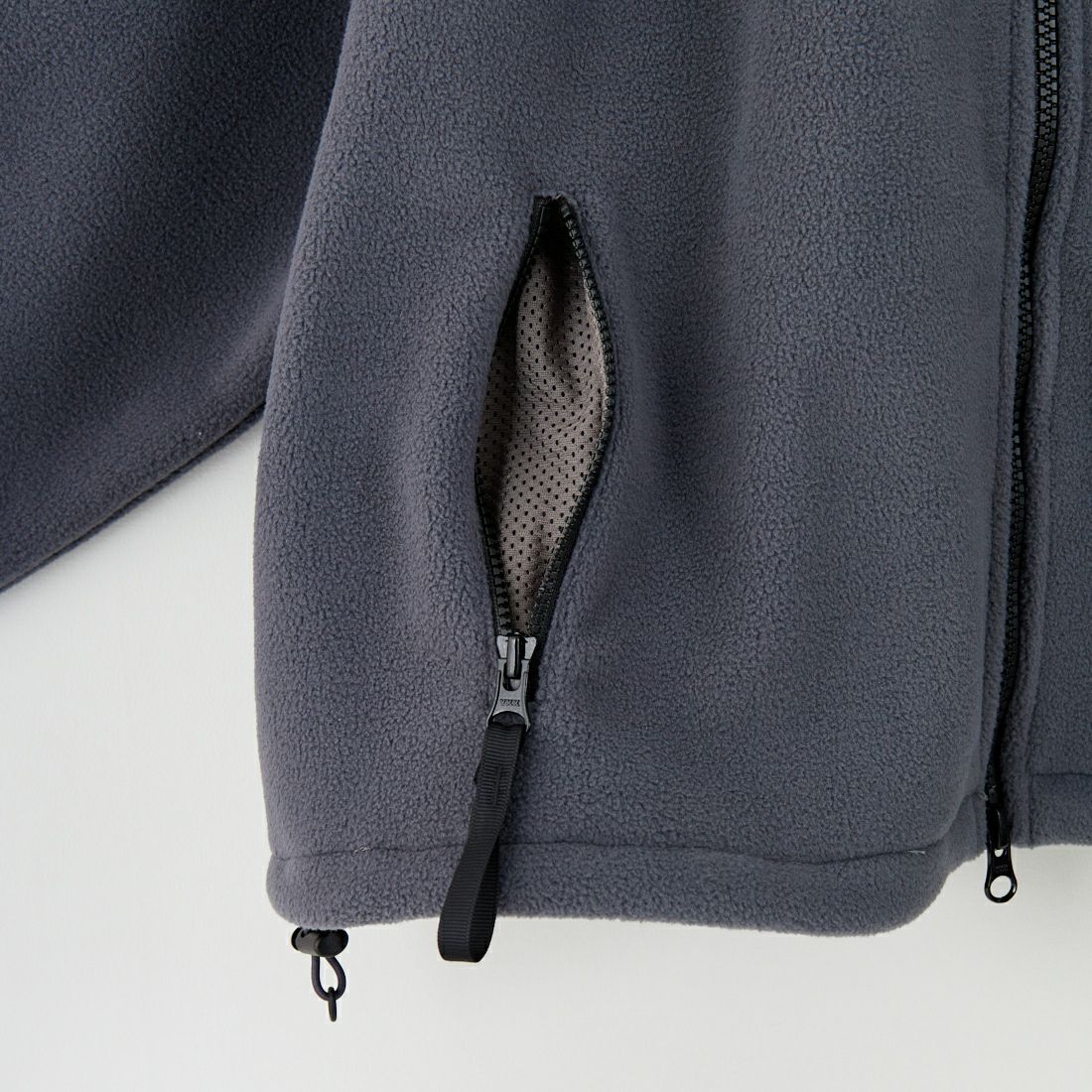 Americana × JEANS FACTORY [アメリカーナ × ジーンズファクトリー] 別注 ワンポイント刺繍ロゴ ショート丈フリースジャケット [ASO-815-JF] ﾁｬｺｰﾙ