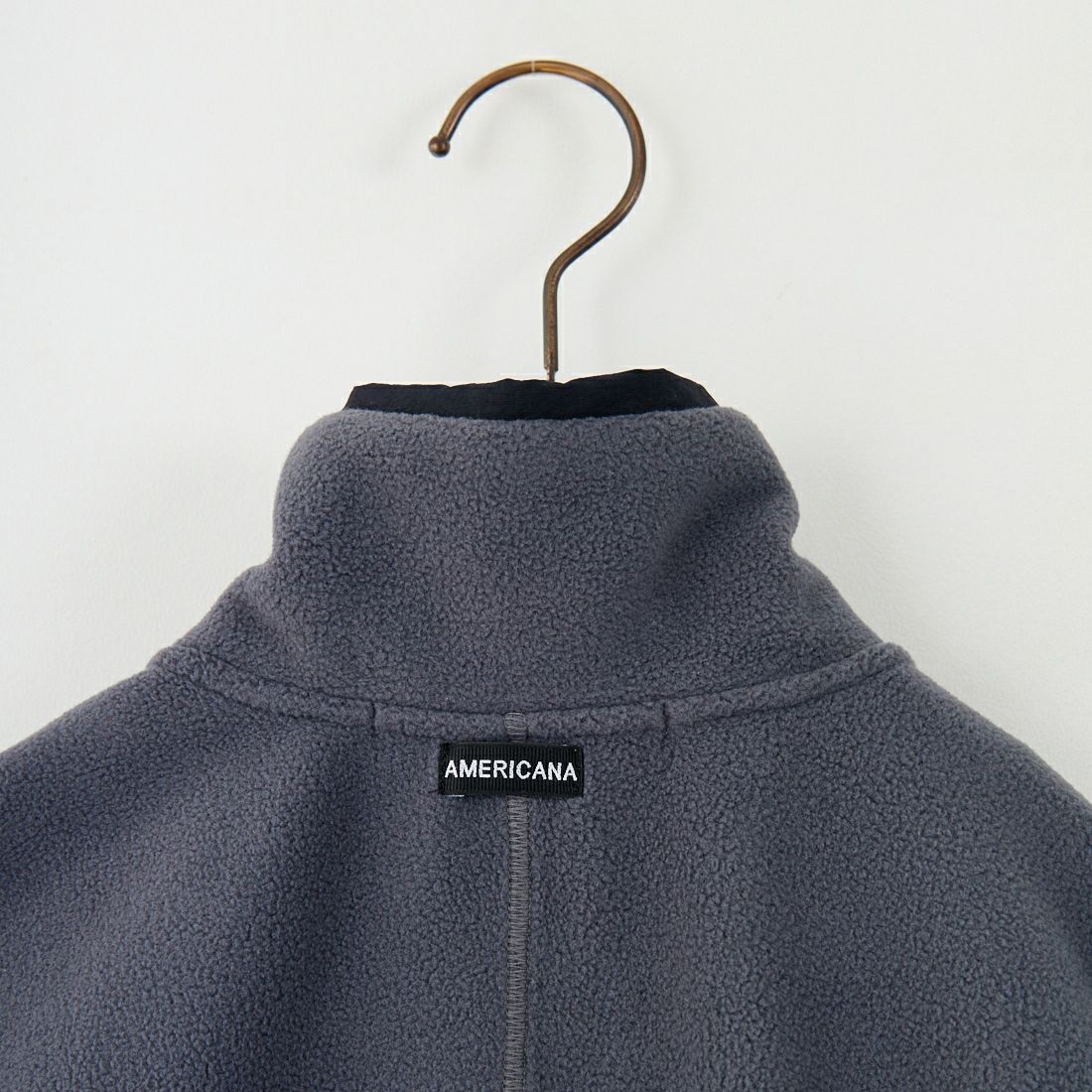 Americana × JEANS FACTORY [アメリカーナ × ジーンズファクトリー] 別注 ワンポイント刺繍ロゴ ショート丈フリースジャケット [ASO-815-JF] ﾁｬｺｰﾙ