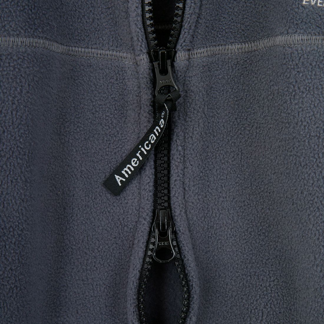 Americana × JEANS FACTORY [アメリカーナ × ジーンズファクトリー] 別注 ワンポイント刺繍ロゴ ショート丈フリースジャケット [ASO-815-JF] ﾁｬｺｰﾙ