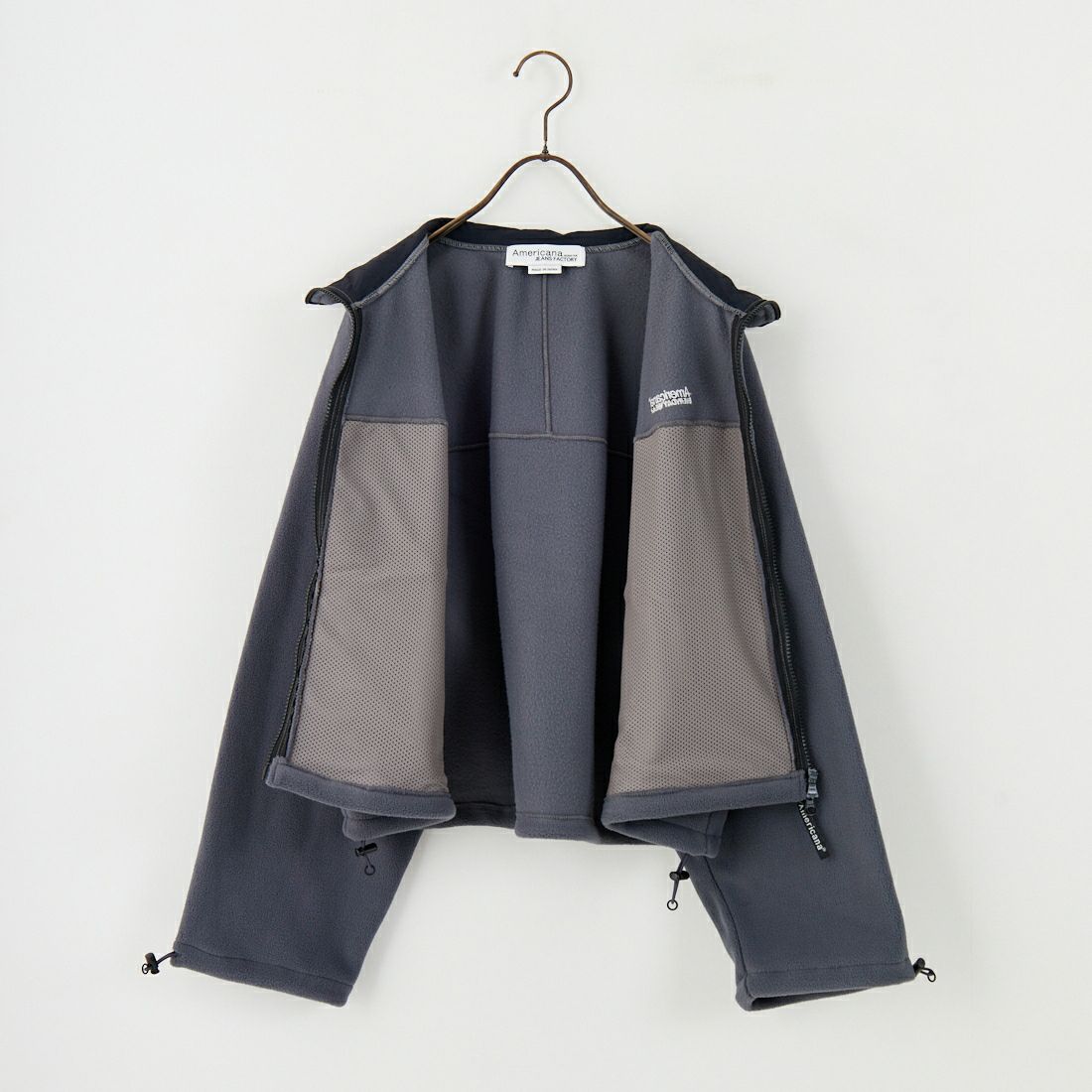 Americana × JEANS FACTORY [アメリカーナ × ジーンズファクトリー] 別注 ワンポイント刺繍ロゴ ショート丈フリースジャケット [ASO-815-JF] ﾁｬｺｰﾙ