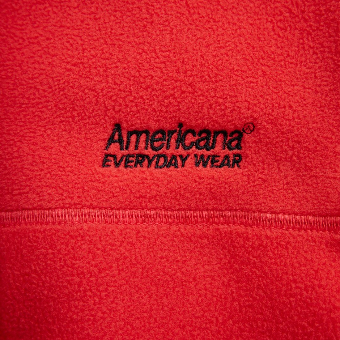 Americana × JEANS FACTORY [アメリカーナ × ジーンズファクトリー] 別注 ワンポイント刺繍ロゴ ショート丈フリースジャケット [ASO-815-JF] ﾚｯﾄﾞ