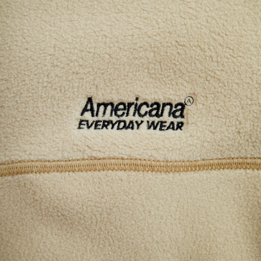 Americana × JEANS FACTORY [アメリカーナ × ジーンズファクトリー] 別注 ワンポイント刺繍ロゴ ショート丈フリースジャケット [ASO-815-JF] ﾍﾞｰｼﾞｭ