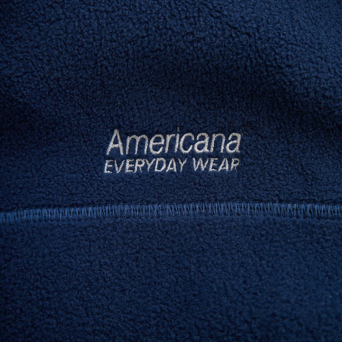 Americana × JEANS FACTORY [アメリカーナ × ジーンズファクトリー] 別注 ワンポイント刺繍ロゴ ショート丈フリースジャケット [ASO-815-JF] ﾈｲﾋﾞｰ