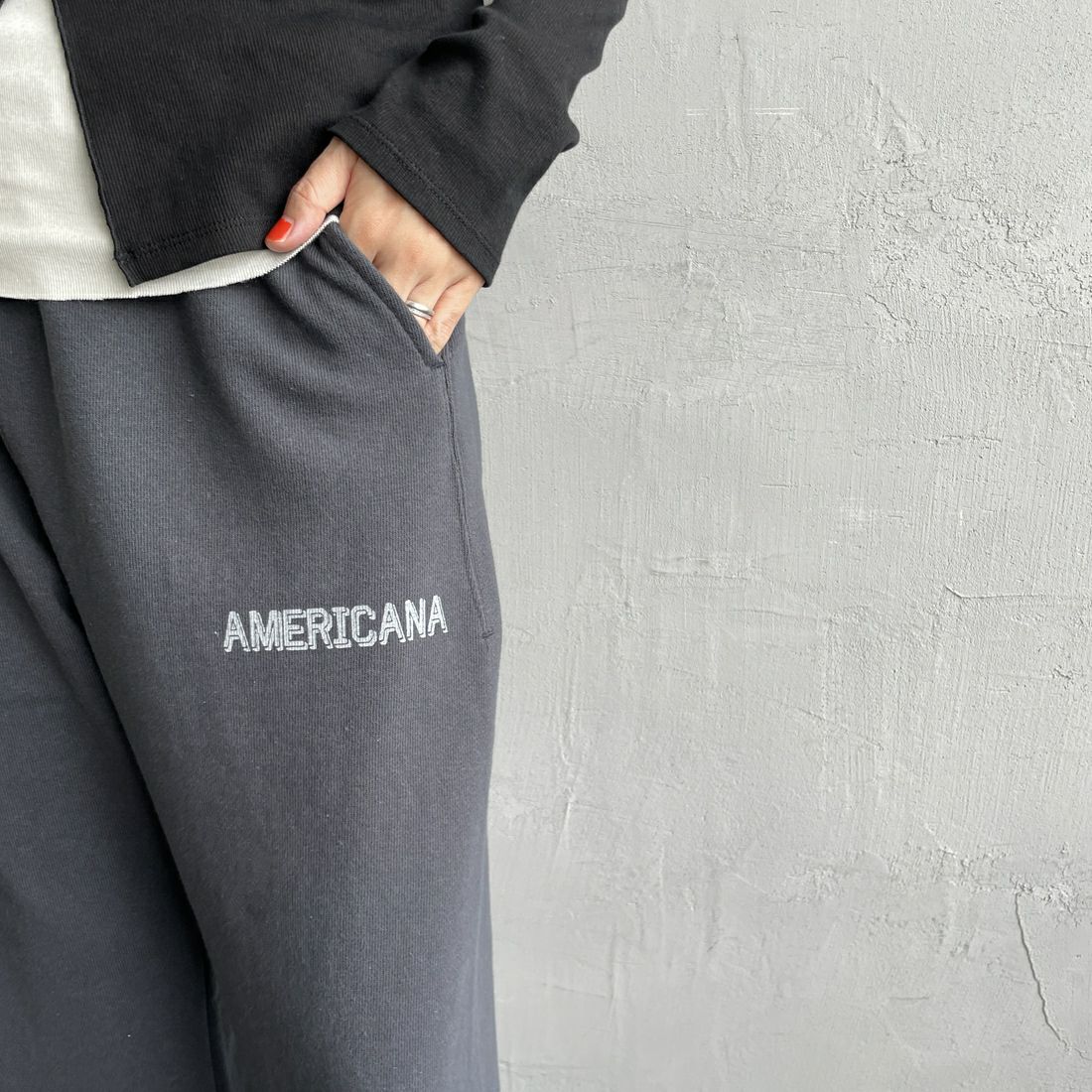 Americana × JEANS FACTORY [アメリカーナ × ジーンズファクトリー] 別注 ロゴプリント スウェットパンツ [BRF-788A-2-JF] ｽﾐｸﾛ &&モデル身長：160cm 着用サイズ：ONE SIZE&&