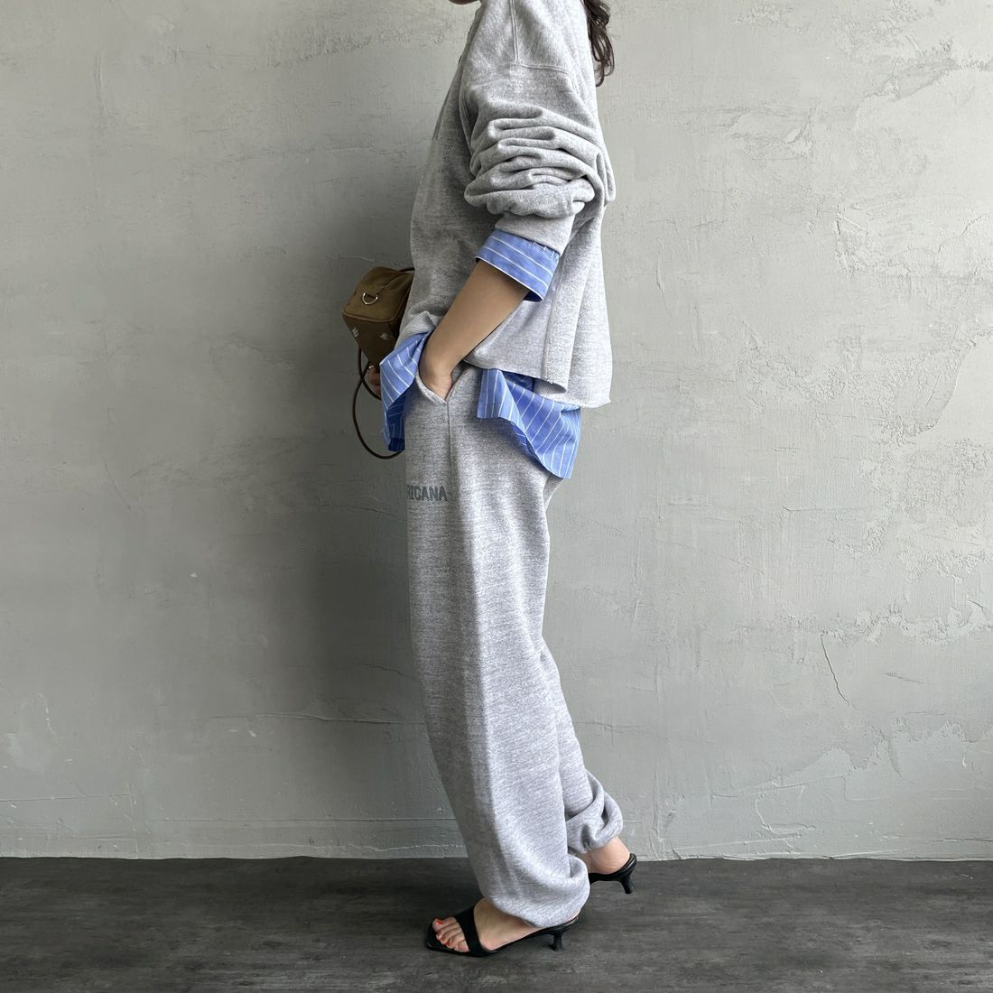 Americana × JEANS FACTORY [アメリカーナ × ジーンズファクトリー] 別注 ロゴプリント スウェットパンツ [BRF-788A-2-JF] ﾓｸｸﾞﾚｰ &&モデル身長：160cm 着用サイズ：ONE SIZE&&