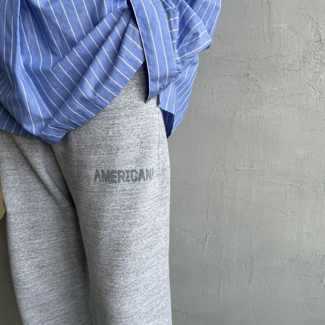 Americana × JEANS FACTORY [アメリカーナ × ジーンズファクトリー] 別注 ロゴプリント スウェットパンツ [BRF-788A-2-JF] ﾓｸｸﾞﾚｰ &&モデル身長：160cm 着用サイズ：ONE SIZE&&