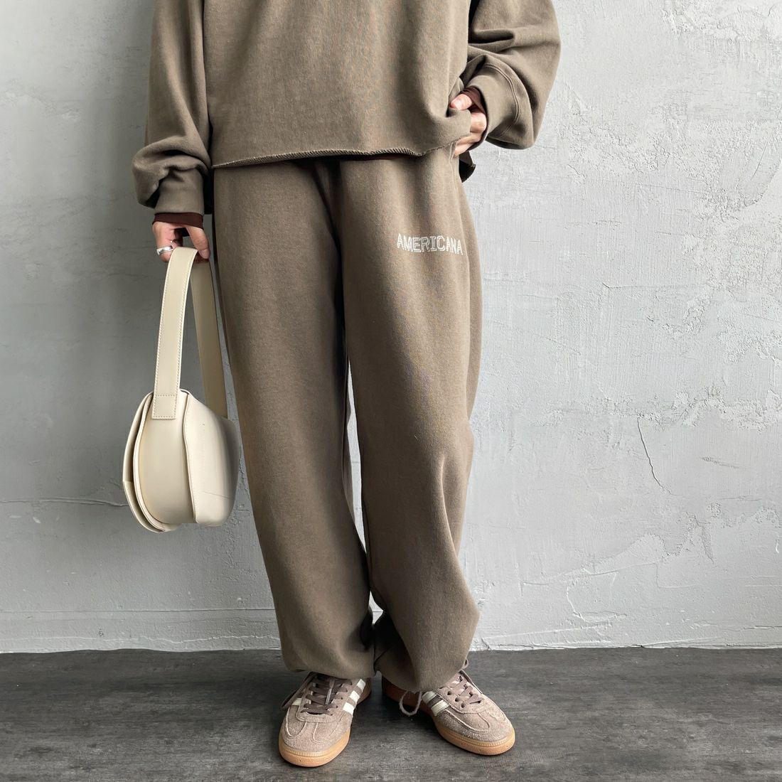 Americana × JEANS FACTORY [アメリカーナ × ジーンズファクトリー] 別注 ロゴプリント スウェットパンツ [BRF-788A-2-JF] ﾌﾞﾗｳﾝ &&モデル身長：158cm 着用サイズ：ONE SIZE&&