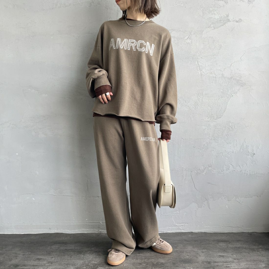 Americana × JEANS FACTORY [アメリカーナ × ジーンズファクトリー] 別注 ロゴプリント スウェットパンツ [BRF-788A-2-JF] ﾌﾞﾗｳﾝ &&モデル身長：158cm 着用サイズ：ONE SIZE&&